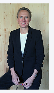 Photo de la directrice